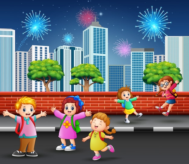 Niños en la acera de la calle con paisaje urbano y fuegos artificiales.