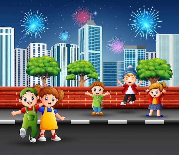 Niños en la acera de la calle con paisaje urbano y fuegos artificiales.