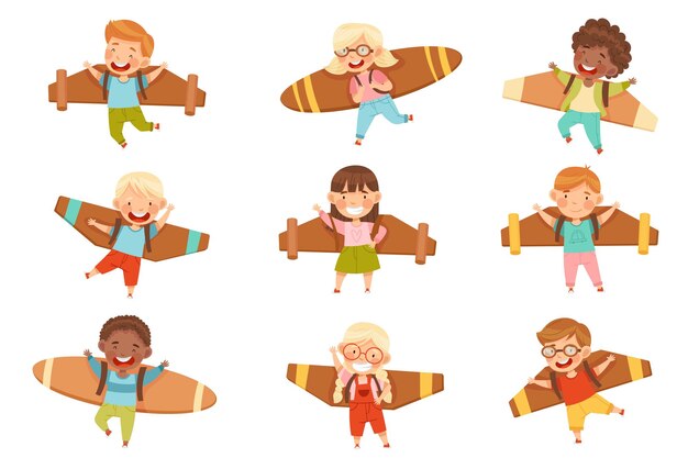 Niños alegres con alas falsas improvisadas volando y jugando con un conjunto vectorial