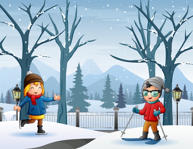Niños alegres jugando en el paisaje nevado de invierno