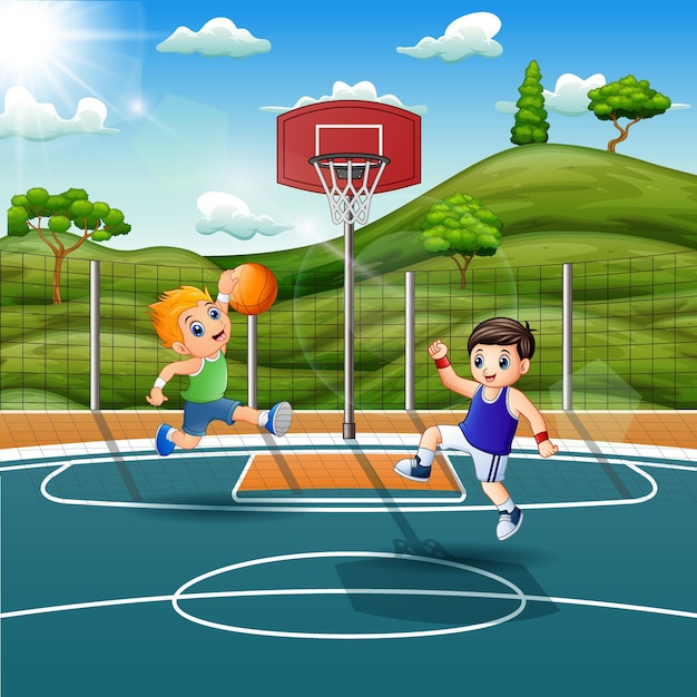 Niños de dibujos animados jugando baloncesto en la cancha