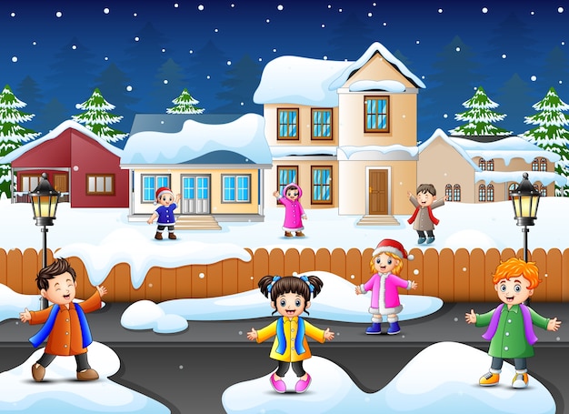 Niños de dibujos animados jugando en el jardín nevando