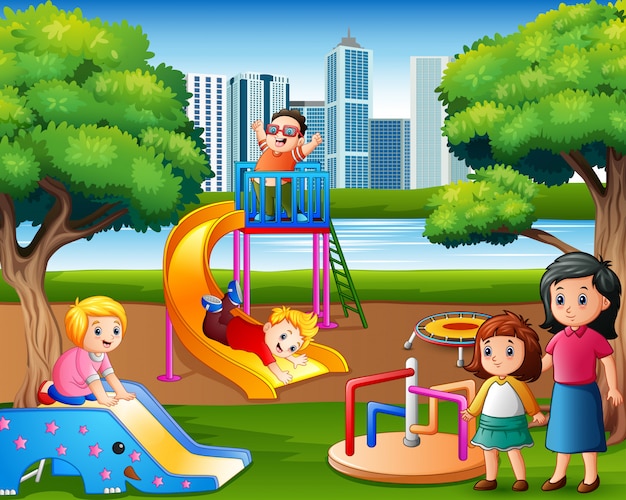 Niños divirtiéndose con la familia en el patio de recreo.