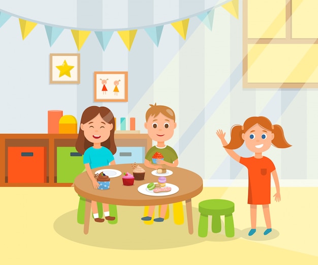 Niños con un dulce refrigerio de vacaciones en el jardín de infantes