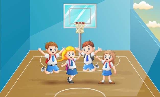 Niños de la escuela alegre saltando en la cancha de baloncesto