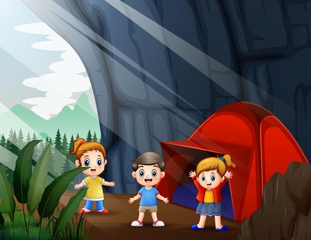 Niños felices acampando en la ilustración de la cueva