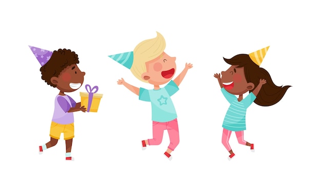Niños felices celebrando su cumpleaños. Niños alegres con sombreros de fiesta divirtiéndose en la fiesta. Ilustración vectorial de dibujos animados.