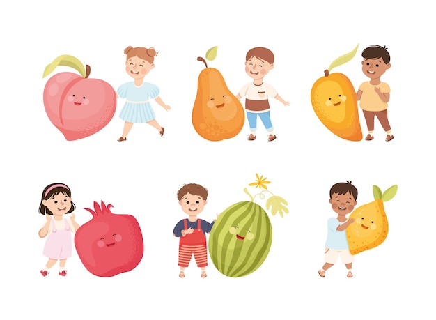 Niños felices divirtiéndose con frutas grandes con caras alegres conjunto vectorial