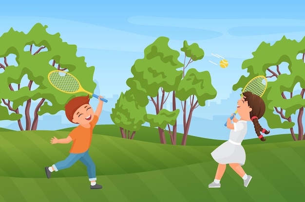 Los niños felices juegan al bádminton en el paisaje del parque de verano niña niño sosteniendo raquetas