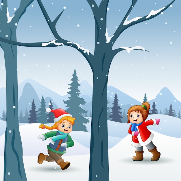 Niños felices jugando al aire libre en invierno