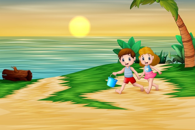 Niños felices jugando en la orilla del mar