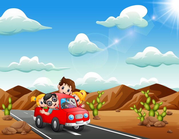 Niños felices viajando en coche rojo por el desierto.