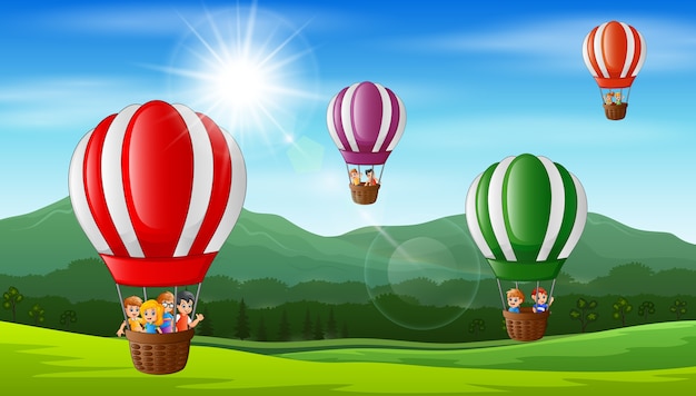 Niños felices volando en un globo de aire caliente