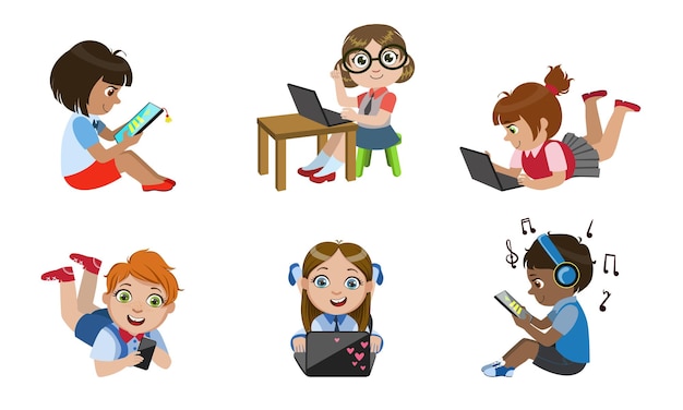 Niños con gadgets juegos sonrientes niños y niñas personajes usando tableta teléfono inteligente portátil reproductor de medios ilustración vectorial