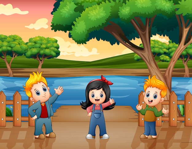 Niños graciosos jugando en el puerto de madera