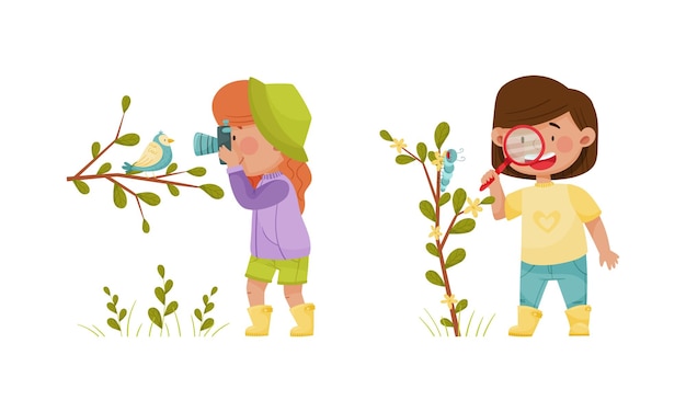 Niños lindos explorando animales en el bosque o en el parque. Amantes de la naturaleza fotografiando y mirando a través de una lupa. Ilustración vectorial de dibujos animados.