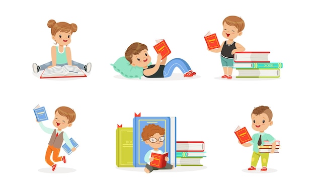 Niños lindos leyendo libros Tiny adorable niños y niñas sentados en una pila de libros Niños disfrutando de la lectura de literatura Ilustración vectorial de dibujos animados
