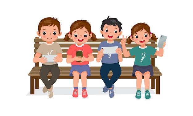 Niños lindos sentados en un banco usando un teléfono inteligente jugando a navegar por el chat de Internet y tomando selfie