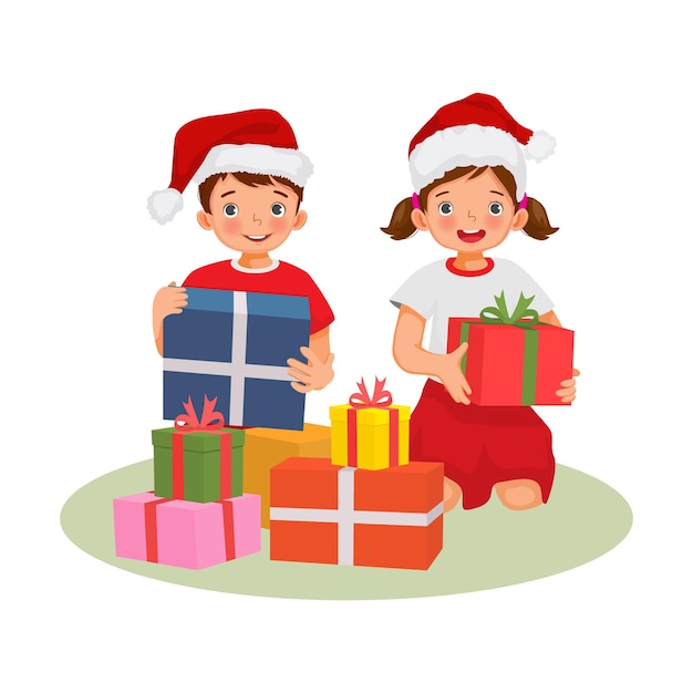 Niños lindos con sombrero rojo de Santa sentado cerca de cajas de regalo con regalos de Navidad