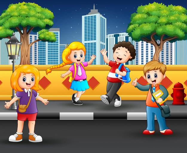 Niños pasando el rato en la acera