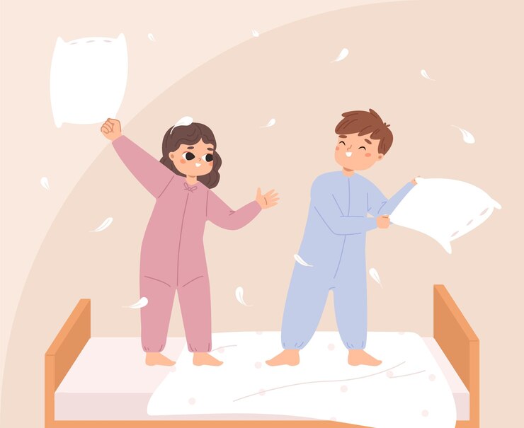 Vector niños pelean con almohadas en la cama hermanos jugando y usando pijama niños de dibujos animados divertidos antes o después de dormir niños pequeños divirtiéndose en una escena vectorial acogedora