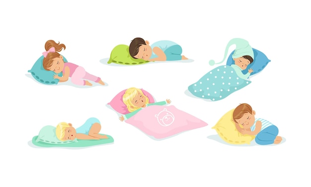 Vector niños pequeños durmiendo cubiertos con un conjunto vectorial de mantas