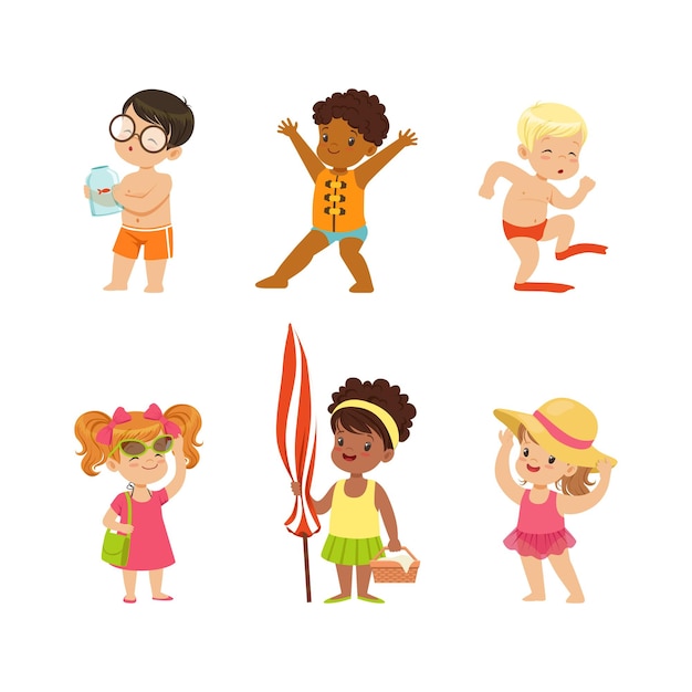 Niños pequeños en la orilla del mar disfrutando de vacaciones de verano en la playa con trajes de baño