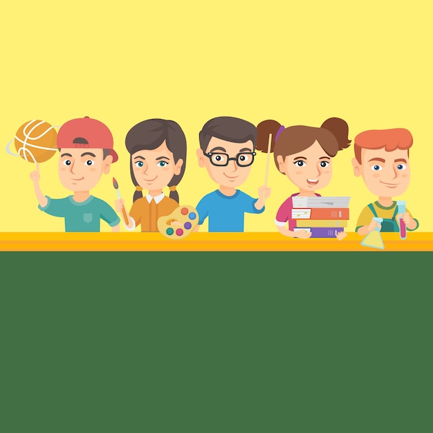 Vector niños de pie a la mesa con útiles escolares.