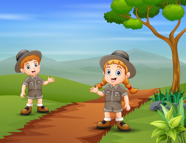 Los niños safari en el paisaje natural