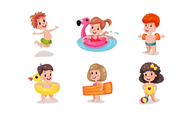 Niños vacaciones en la playa diferentes acciones Saltar nadando con boya salvavidas mangas inflables colchón jugando con la pelota de pie en la arena Seis ilustraciones vectoriales establecidos aislados fondo blanco