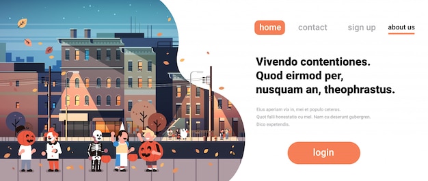 Vector niños vestidos con trajes de monstruos caminando noche ciudad vacaciones banner