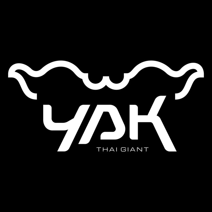Vector nombre de personaje gigante de tradición tailandesa yak en diseño de tipografía de logotipo de rendimiento de arte y cultura khon