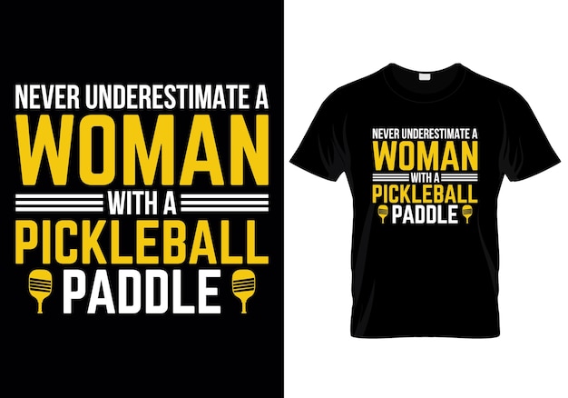 Nunca subestimes a una mujer con una camiseta de diseño vectorial de Pickleball Paddle
