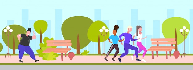 Obeso gordo cansado mujer corriendo al aire libre con los corredores de raza mixta grupo sobredimensionado graso cardio entrenamiento de pérdida de peso concepto urbano parque paisaje urbano fondo integral horizontal