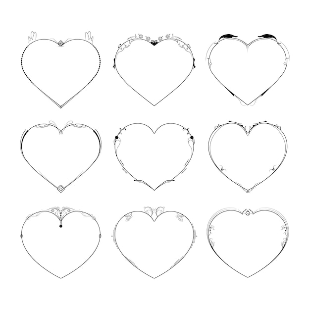un objeto en forma de corazón con un corazón de plata en él
