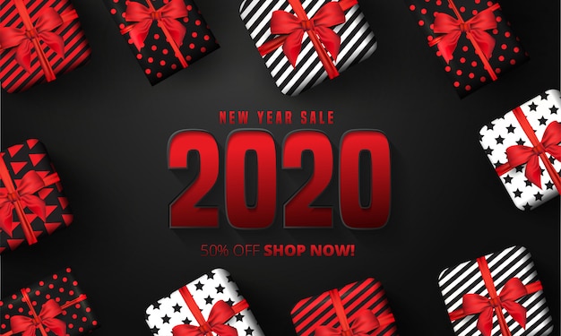 Oferta de 50% de descuento para 2020 letras de venta de feliz año nuevo, cajas de regalo alrededor sobre fondo negro.