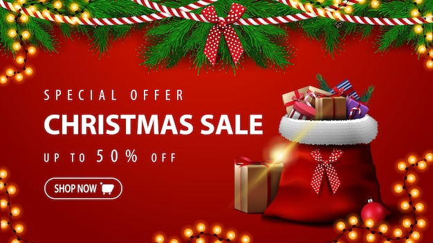 Oferta especial, venta de navidad, hasta 50% de descuento, hermoso banner de descuento rojo con ramas de árboles de navidad, guirnaldas y bolsa de papá noel con regalos