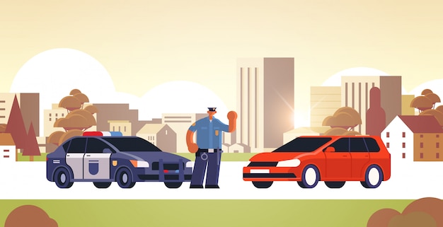 oficial de policía que detiene el automóvil revisando el vehículo en el paisaje urbano de las normas de seguridad vial