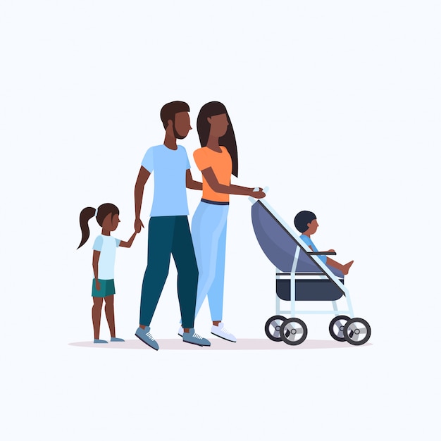 Los padres con la hija y el hijo del niño en el cochecito caminando concepto de paternidad familiar al aire libre integral