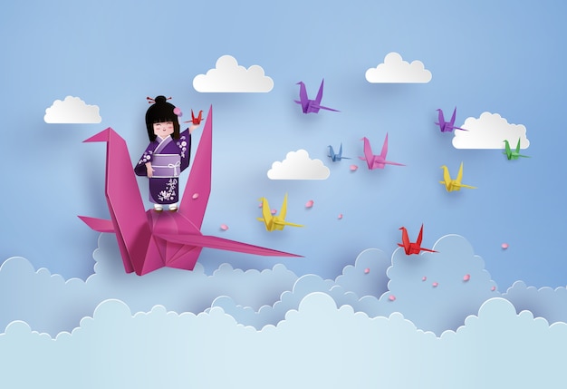 pájaro de origami volando en el cielo con nubes.