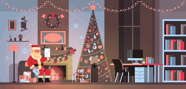 Papá Noel en la sala decorada para Navidad Año Nuevo vacaciones sentarse sillón pino árbol chimenea leer carta lista de deseos concepto interior del hogar horizontal plana