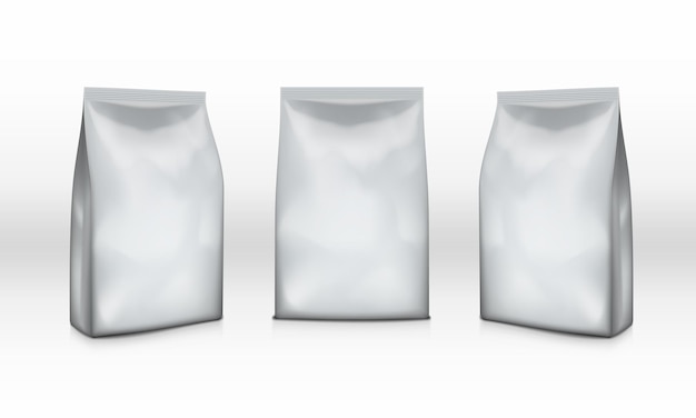 Paquete de bolsa de lámina de plata aislado en blanco