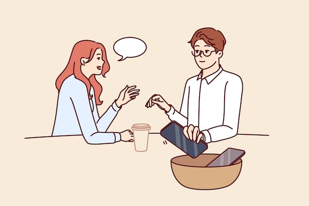 Una pareja almuerza en un café poniendo teléfonos para disfrutar de la comunicación en vivo para el concepto de desintoxicación móvil
