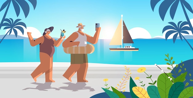 Pareja de ancianos bebiendo cócteles y usando abuelos de teléfonos inteligentes que se divierten en concepto de vacaciones de verano ilustración vectorial horizontal de longitud completa