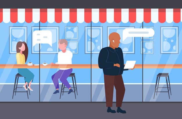 Pareja discutiendo durante la reunión hombre usando la aplicación móvil burbuja de chat redes sociales comunicación concepto visitantes conversación conversación divirtiéndose moderno street cafe horizontal de longitud completa