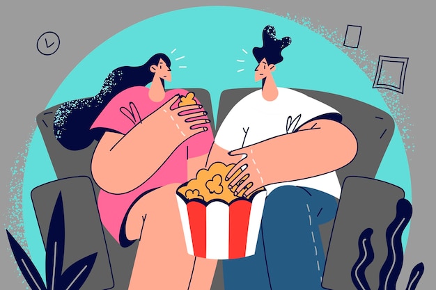 Pareja feliz viendo películas comiendo palomitas de maíz