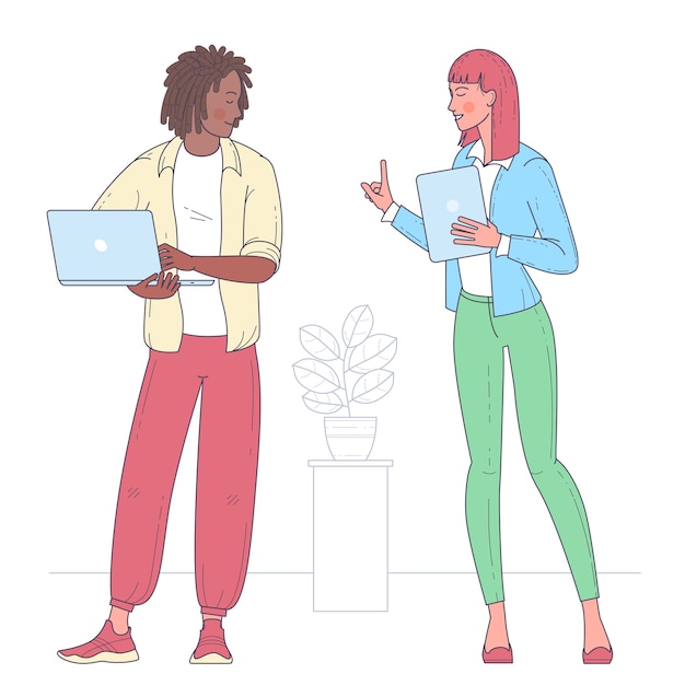 Pareja multiétnica de jóvenes, empleados masculinos y femeninos alegres o colegas para resolver problemas actuales de la empresa