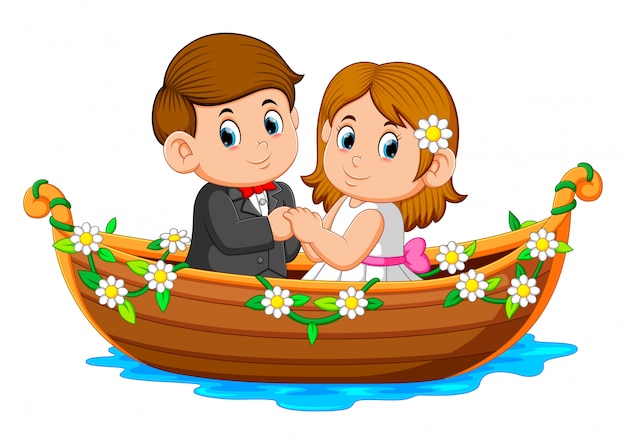 La pareja posa en el hermoso barco con las flores alrededor.