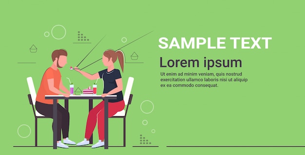 Pareja sentada en la mesa comiendo dulce sabroso pastel sobrepeso mujer alimentando a su novio gordo con cuchara nutrición poco saludable concepto de obesidad horizontal de longitud completa