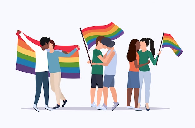 Vector parejas del mismo sexo que sostienen la bandera del arco iris raza mixta lesbianas gays besándose amor desfile lgbt orgullo festival concepto personajes de dibujos animados de pie juntos de cuerpo entero horizontal plana